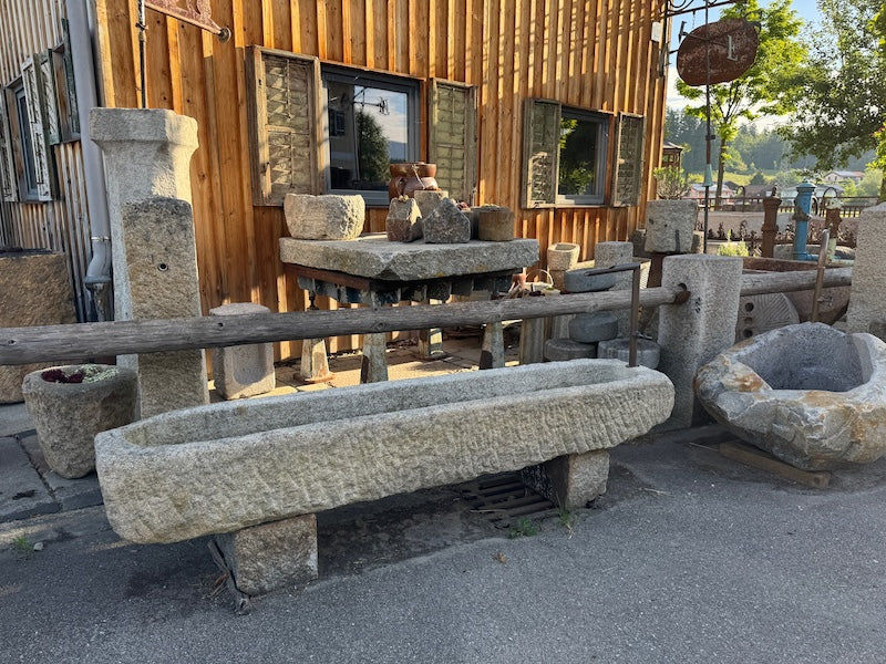 Granittrog mit Wasserhahn