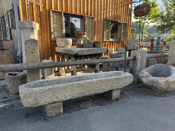 Granittrog mit Wasserhahn