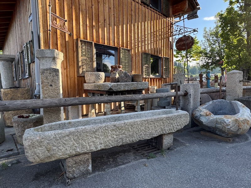 Granittrog mit Einlauf