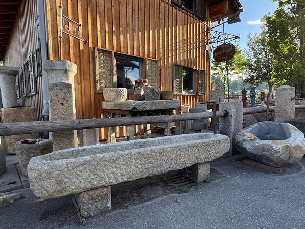 Granittrog mit Einlauf