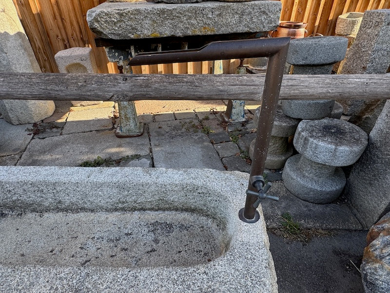 Granittrog mit Einlauf