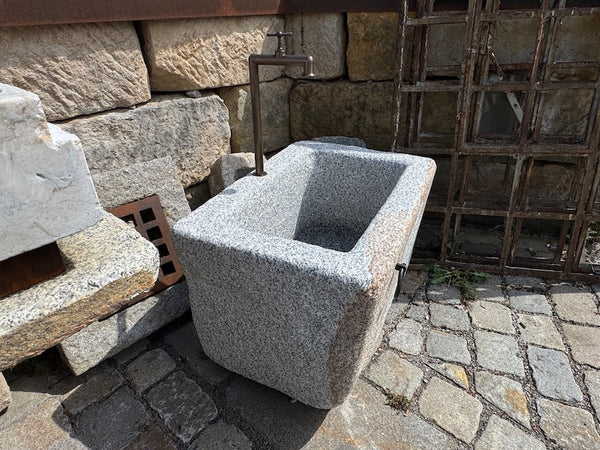 Gartenbrunnen Granit Seitenansicht