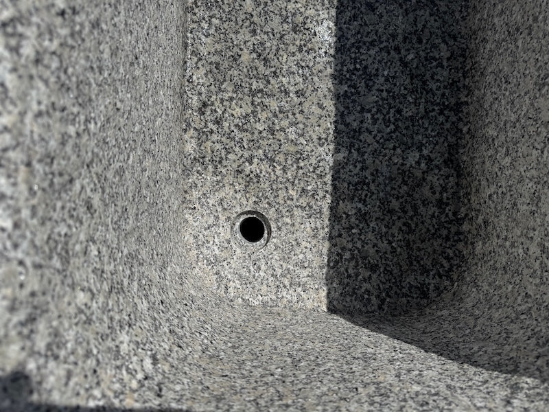 Gartenbrunnen Granit rechteckig mit Wasserauslauf