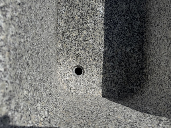 Gartenbrunnen Granit rechteckig mit Wasserauslauf