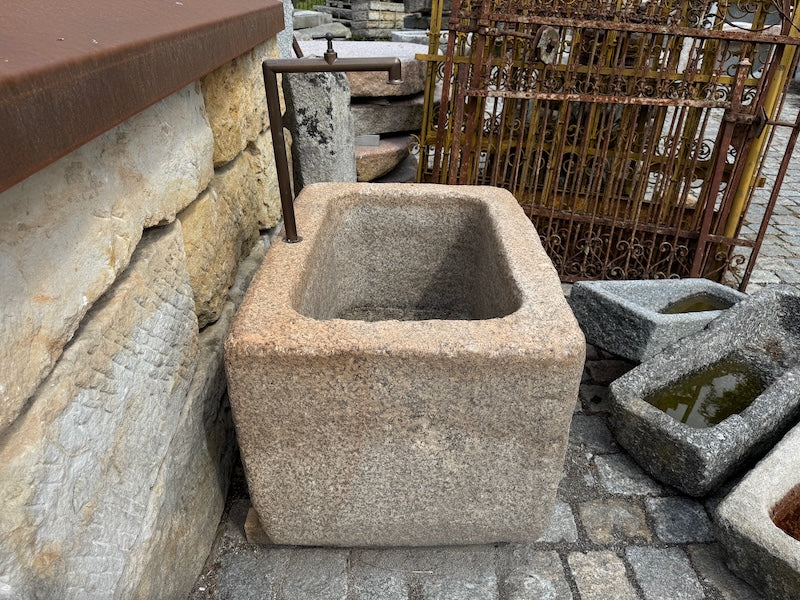 Alter Wassertrog Garten Naturstein