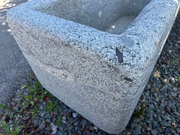 Granitbrunnen mit Wassereinlauf Detail Anschluss