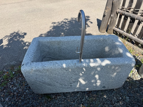Granitbrunnen mit Wassereinlauf