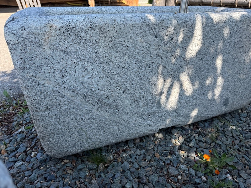 Granitbrunnen mit Wassereinlauf