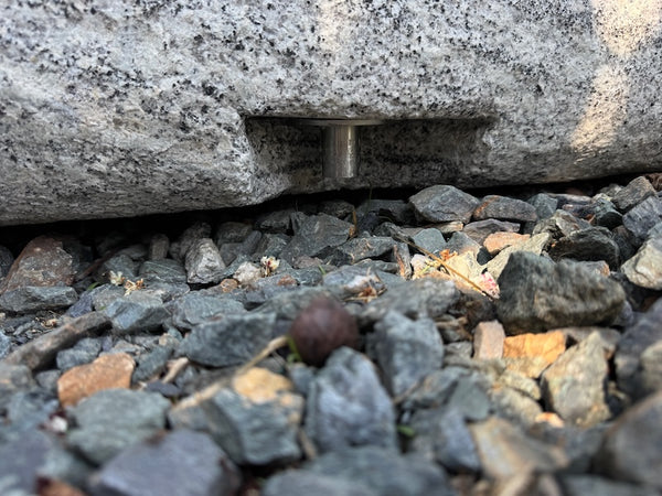 Granitbrunnen mit Wassereinlauf