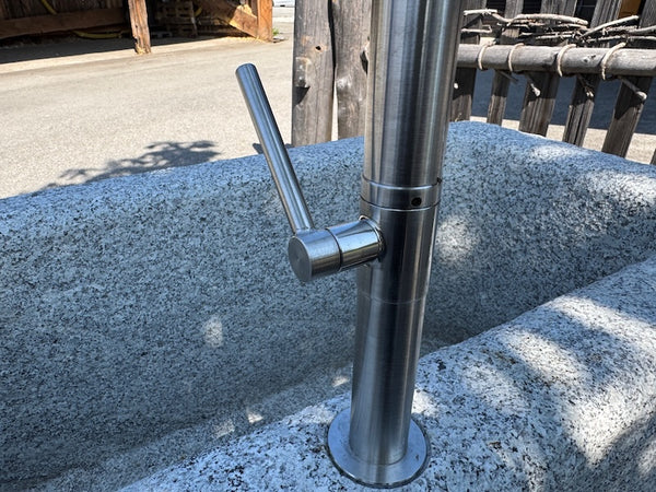 Granitbrunnen mit Wassereinlauf und Handrad