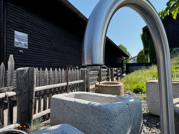Granitbrunnen mit Wassereinlauf Detail Einlauf