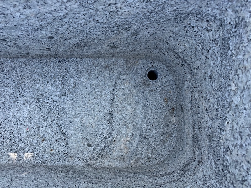 Granitbrunnen mit Wassereinlauf Detail Brunnenbecken