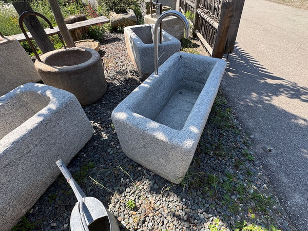 Granitbrunnen mit Wassereinlauf