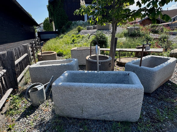 Granitbrunnen mit Wassereinlauf