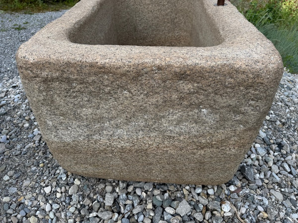 Wasserbrunnen heller Granit