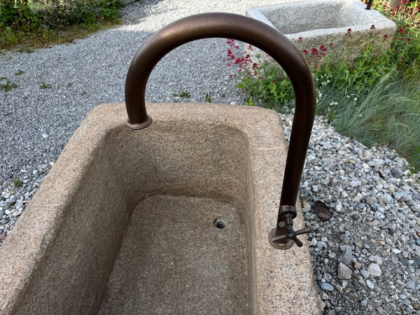 Wasserbrunnen mit Wasserhahn