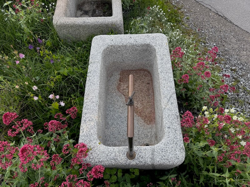 Natursteinbrunnen Granit Seitenansicht