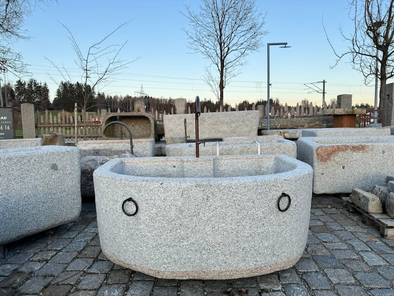 Heller Halbrunder Granitbrunnen mit Wassereinlauf