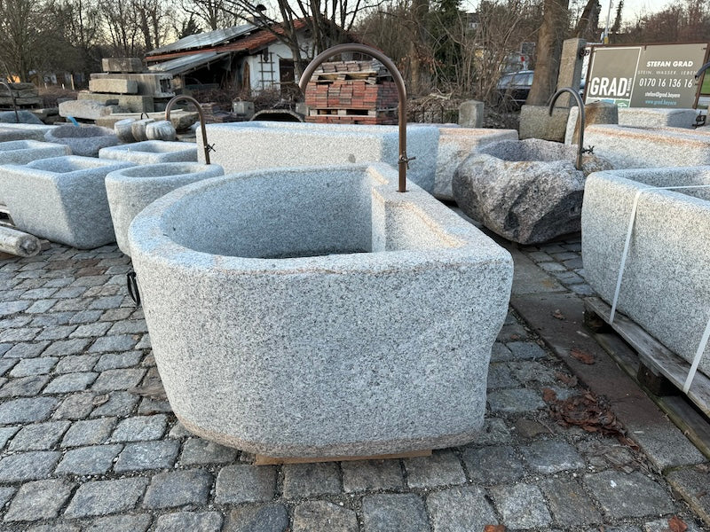 Halbrunder Granitbrunnen mit Wassereinlauf