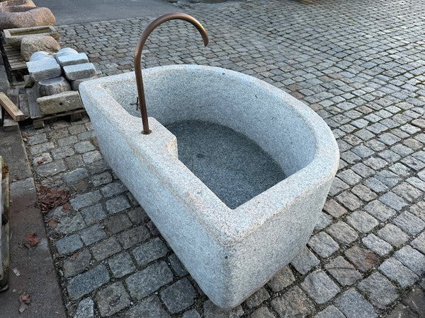 Halbrunder Granitbrunnen aus Bayern