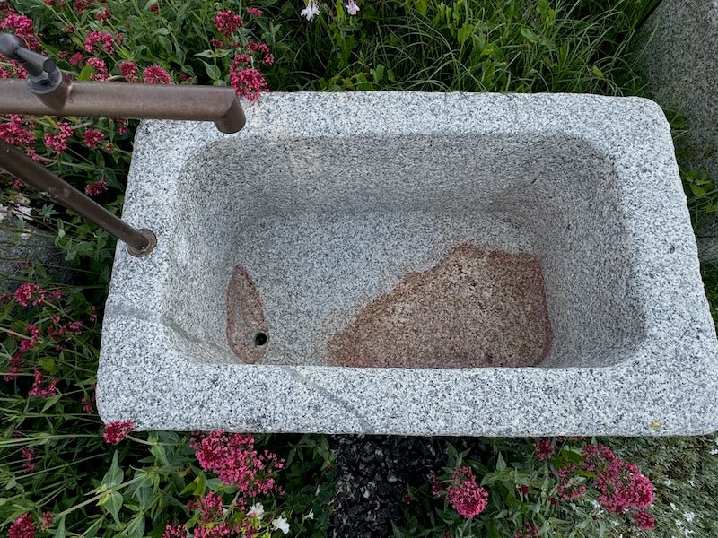 Natursteinbrunnen Granit Rückansicht