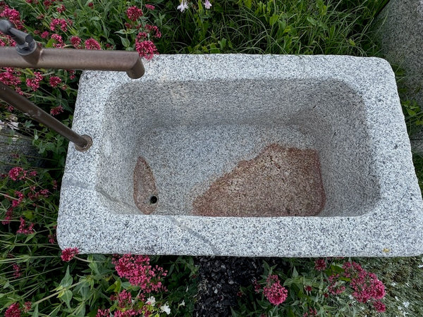 Natursteinbrunnen Granit Rückansicht