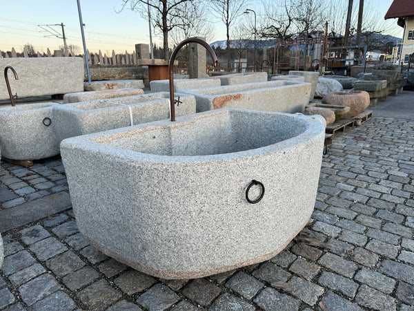 Halbrunder Granitbrunnen mit Messingwassereinlauf