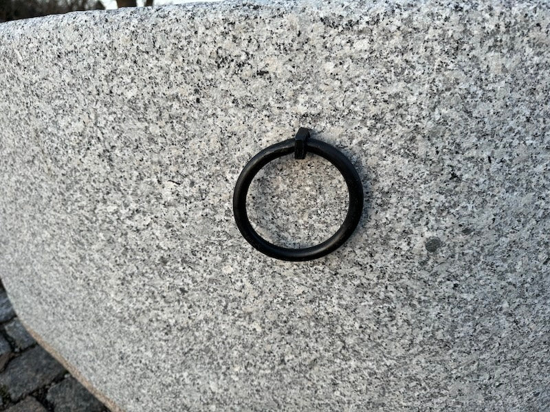 Halbrunder Granitbrunnen mit Wassereinlauf