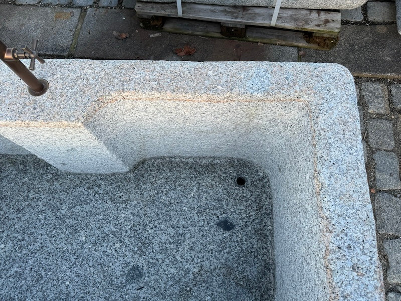 Halbrunder Granitbrunnen mit Wassereinlauf