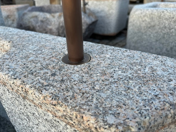 Halbrunder Granitbrunnen mit Wassereinlauf