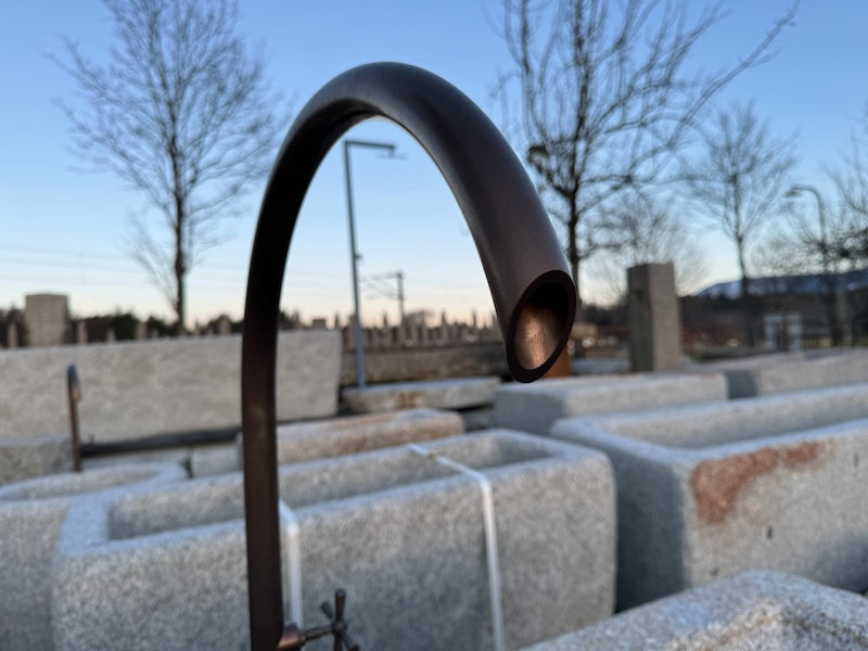 Halbrunder Granitbrunnen mit Wassereinlauf