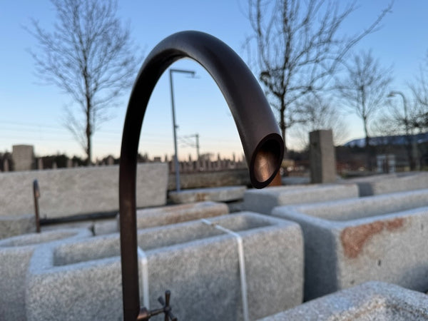 Halbrunder Granitbrunnen mit Wassereinlauf