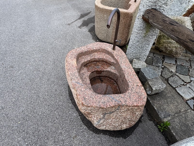 Granit Findling Brunnen