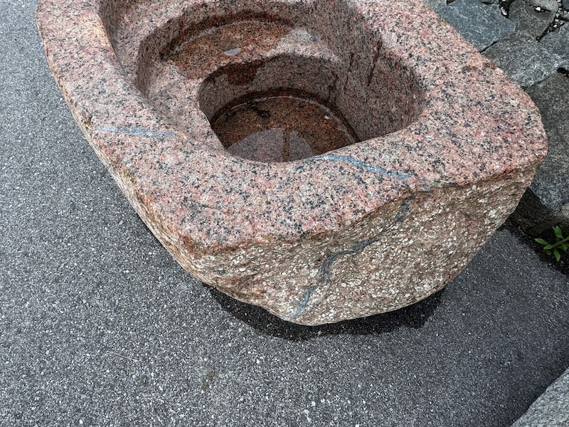 Granit Findling Brunnen