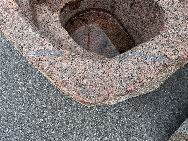 Granit Findling Brunnen Rückansicht
