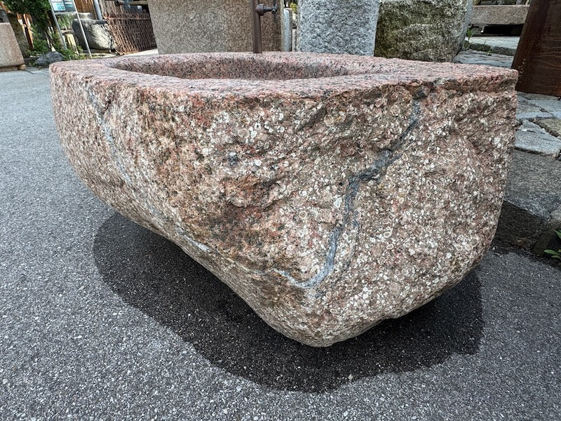Granit Findling Brunnen rot