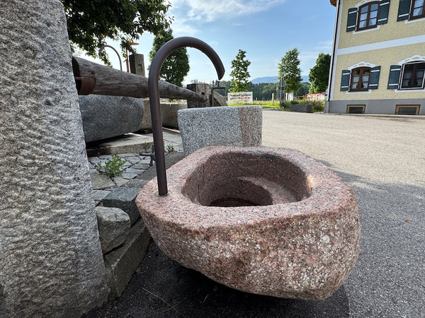Granit Findling Brunnen