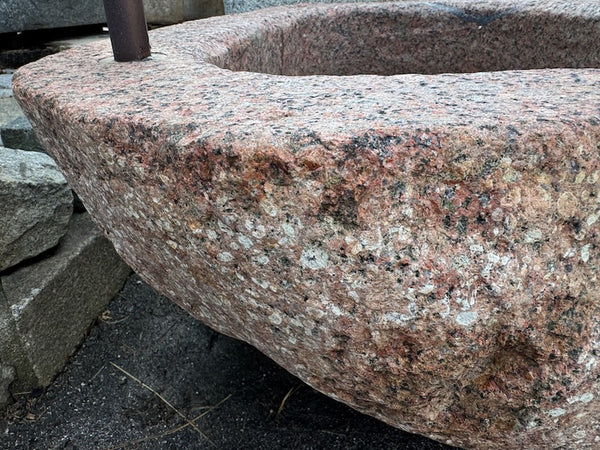 Granit Findling Brunnen