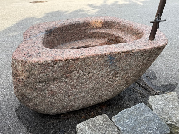 Granit Findling Brunnen