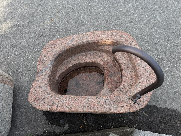 Granit Findling Brunnen mit Wasserhahn