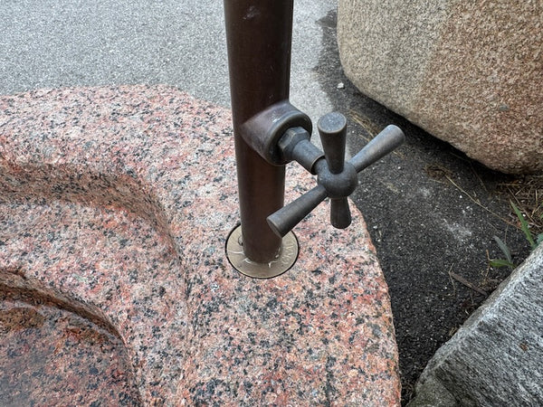 Granit Findling Brunnen