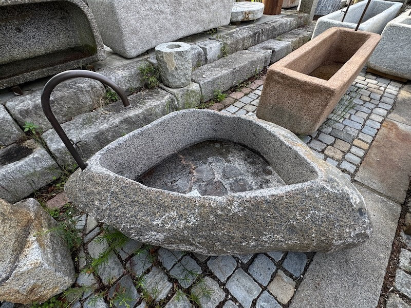 Naturstein Findling mit schöner Patina mit Messingeinlauf