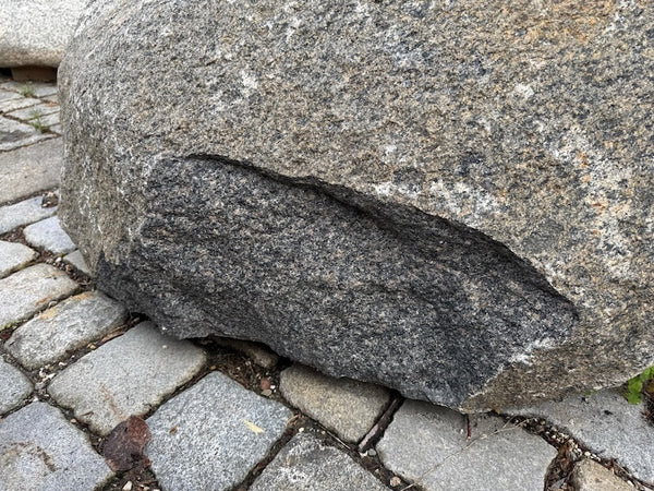 Naturstein Findling mit schöner Patina und Befestigung Wasserhahn