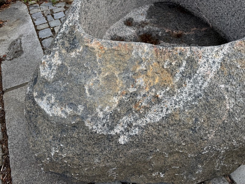 Naturstein Findling mit schöner Patina Details