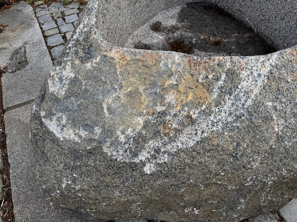 Naturstein Findling mit schöner Patina Details