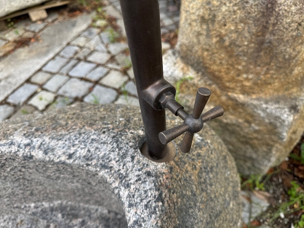 Naturstein Findling mit schöner Patina und Handrad