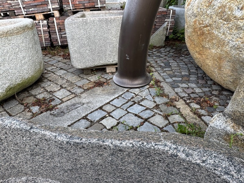 Naturstein Findling mit schöner Patina mit Wassereinlauf