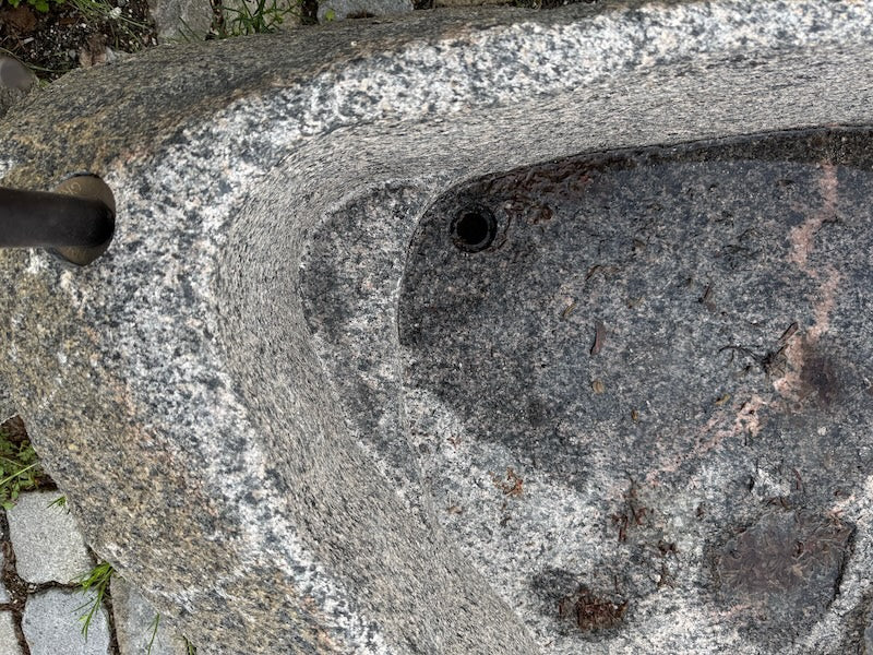 Naturstein Findling Brunnenbecken