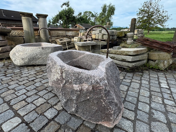 Alter Findlingsbrunnen mit schöner Ader