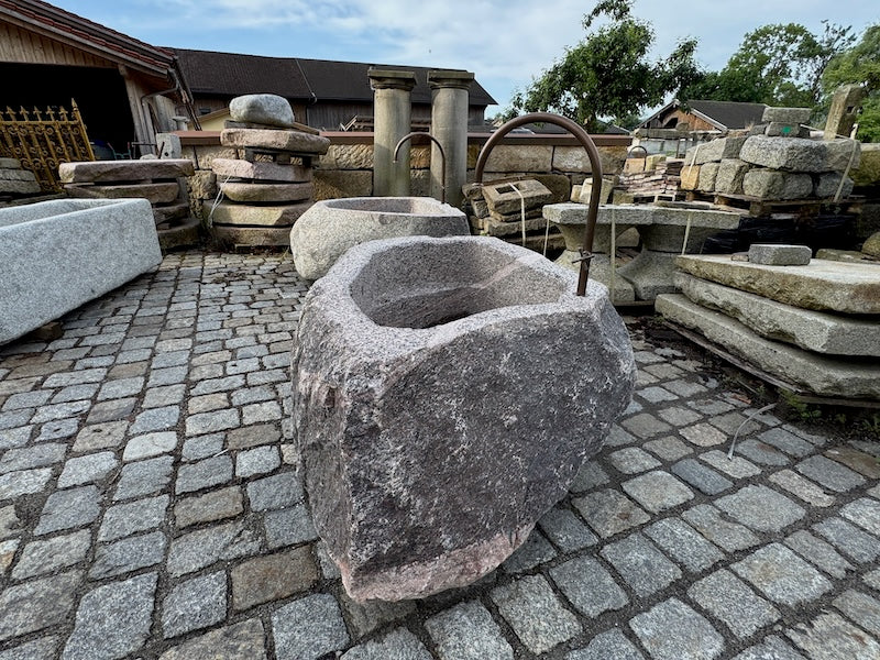 Alter Findlingsbrunnen mit schöner Ader Ansichten